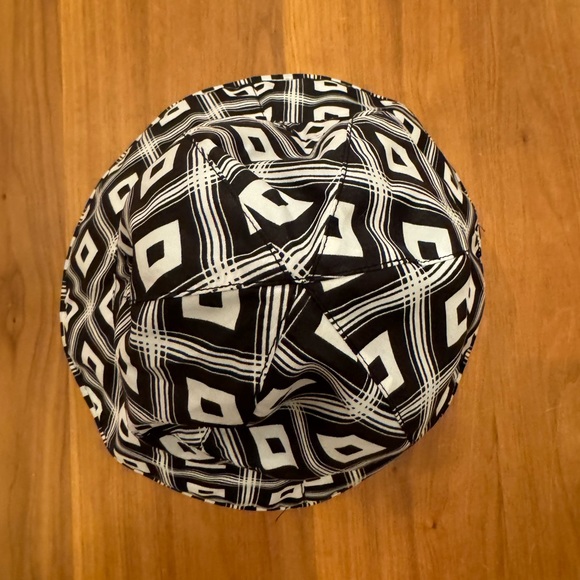 Vintage Nylon Geometric Black White bell hat one size fits like a S/M - Picture 3 of 3